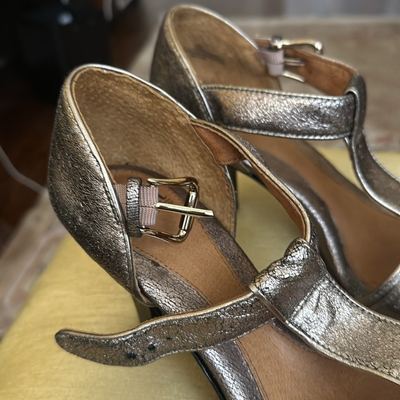Sofft Bronze Metallic Leather T-Strap Peep Toe Heels Size 7.5 - Picture 12 of 16